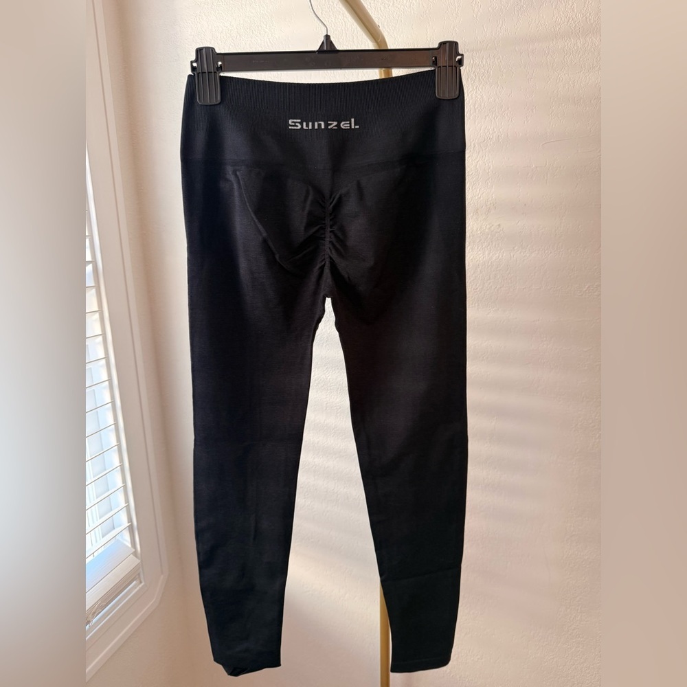 Sunzel Black Scrunch Butt Seamless Leggings M
